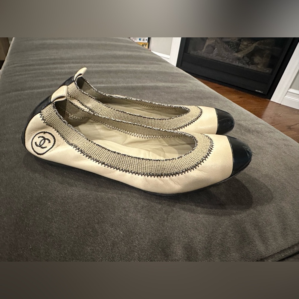 CHANEL Tan Ballet Flats ..Shoes ..sz 7-1/2